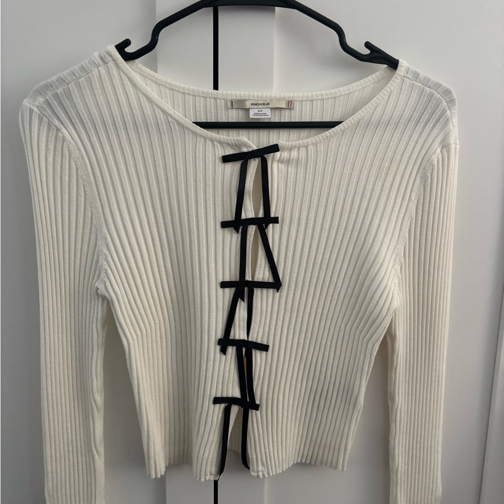 White sweater with black bows - Picture 2 of 4